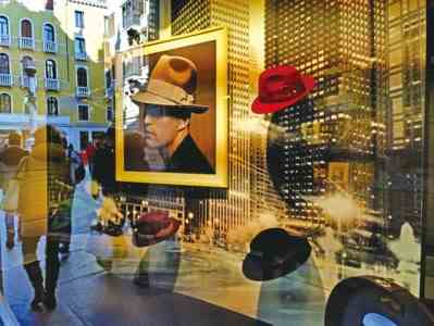 于春水在意大利威尼斯水城旅游所拍摄的作品《帽店》荣获手机类一等奖。